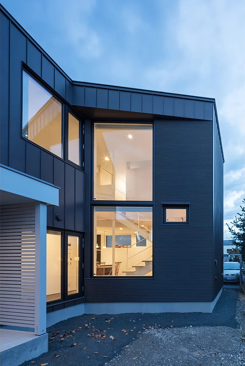 透過兩層連續窗戶可見室內的斷層構成