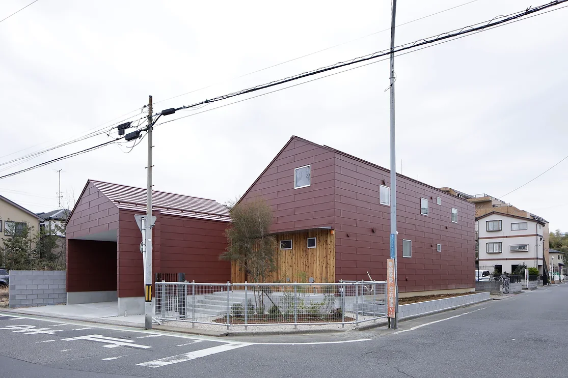 交通量の多い道路側に対しては建物を閉じ中庭を設ける