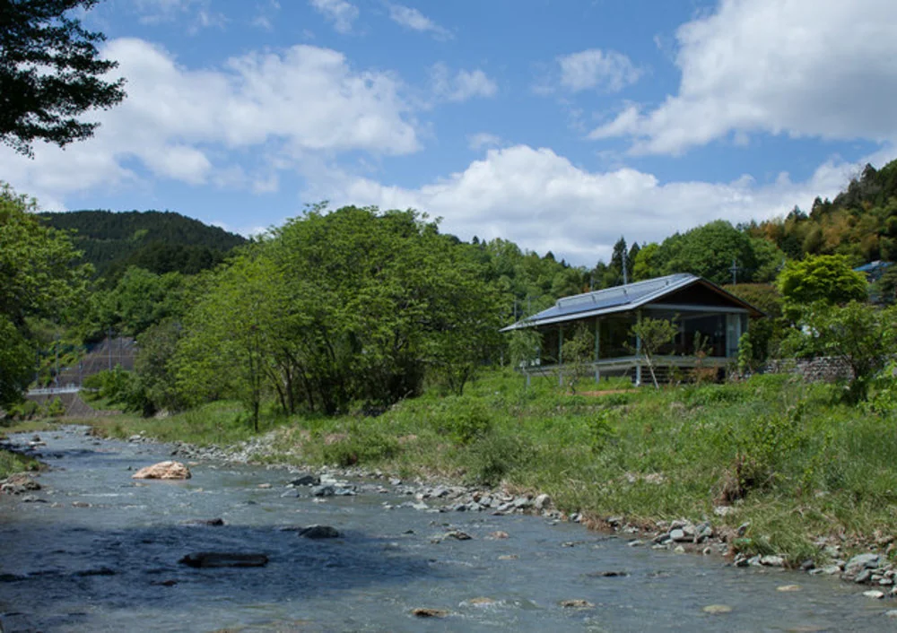 都幾川の清流と秩父山系の山並みを背景に四季の移ろいを感じる｜都幾川縁りのハイブリッドハウス