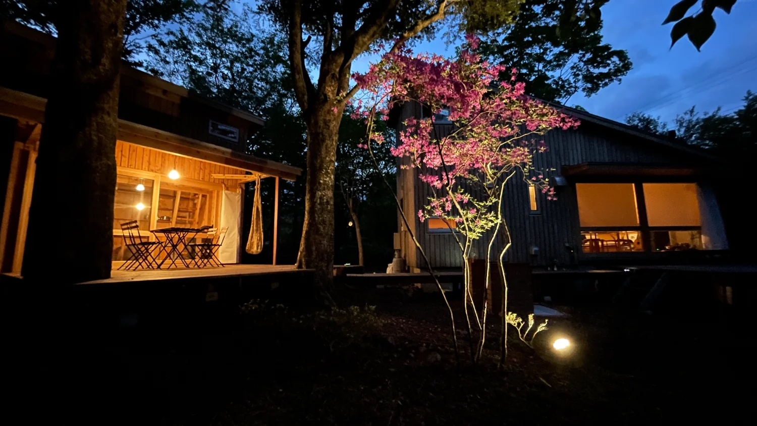 山小屋とアトリエの夜景