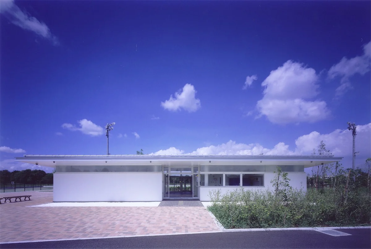 公園側は控えめな存在感となる