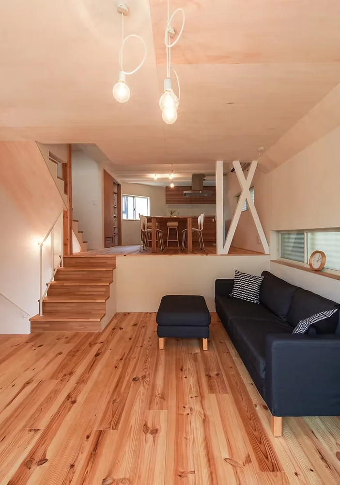 Spatial expansion and variation achieved through the skip-floor design｜House in Takarazuka