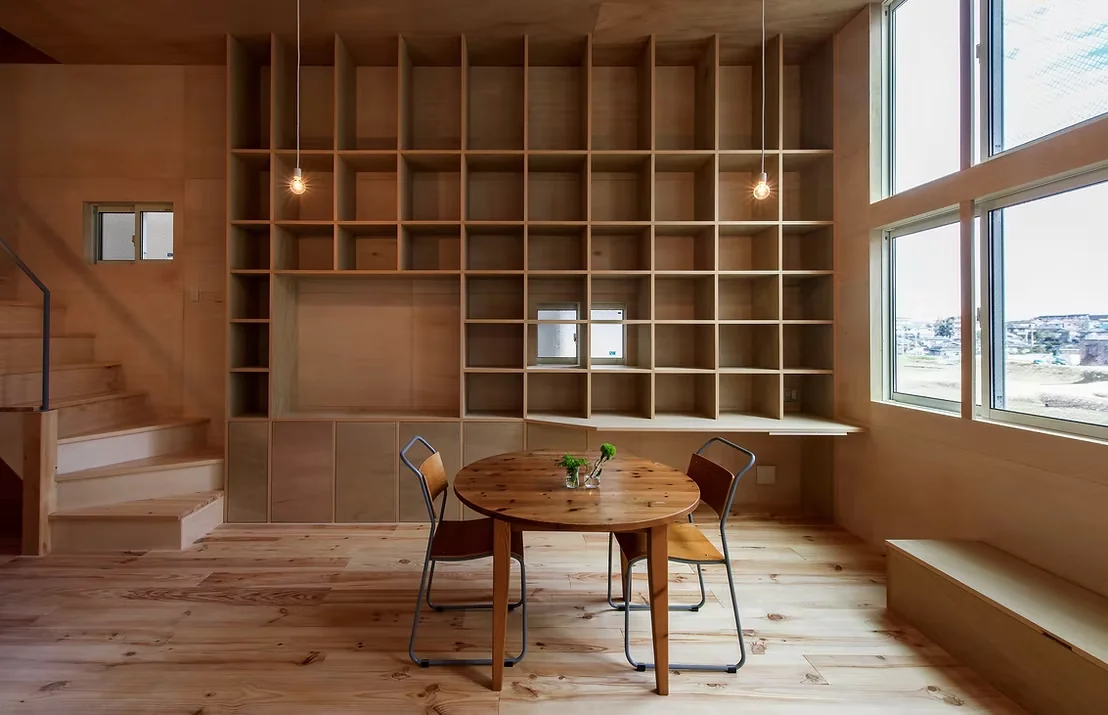 The wall-mounted bookshelf enriches the family gathering space｜House in Sayama