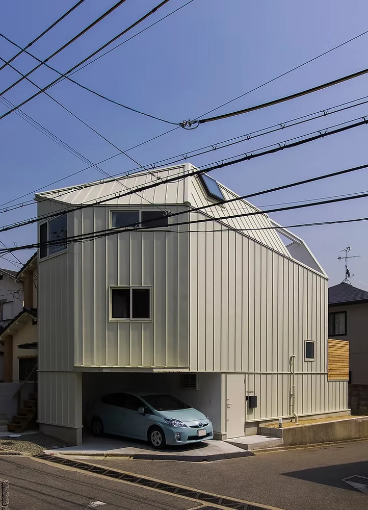 敷地の傾斜を活かしたスキップフロアの構成｜宝塚の家