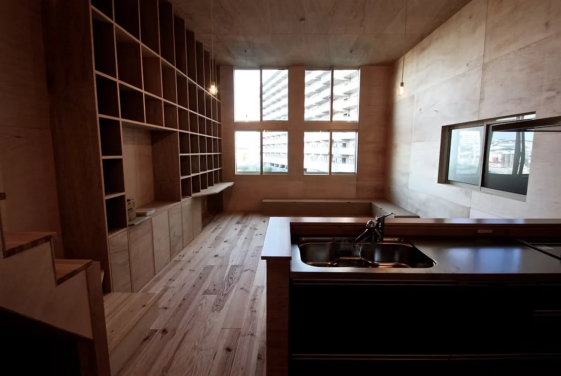 Daily transitions perceived through expansive windows｜House in Sayama