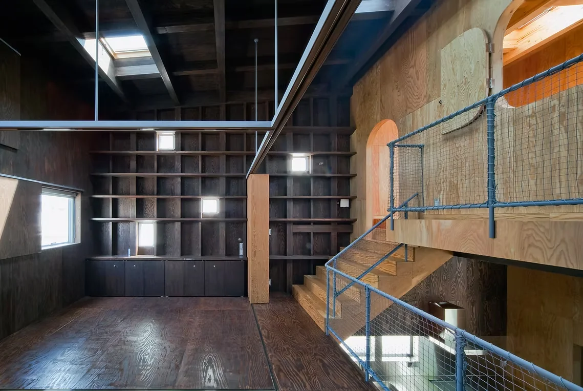 The mezzanine level features flexible partitions allowing adaptable spatial configurations｜House in Hamadera