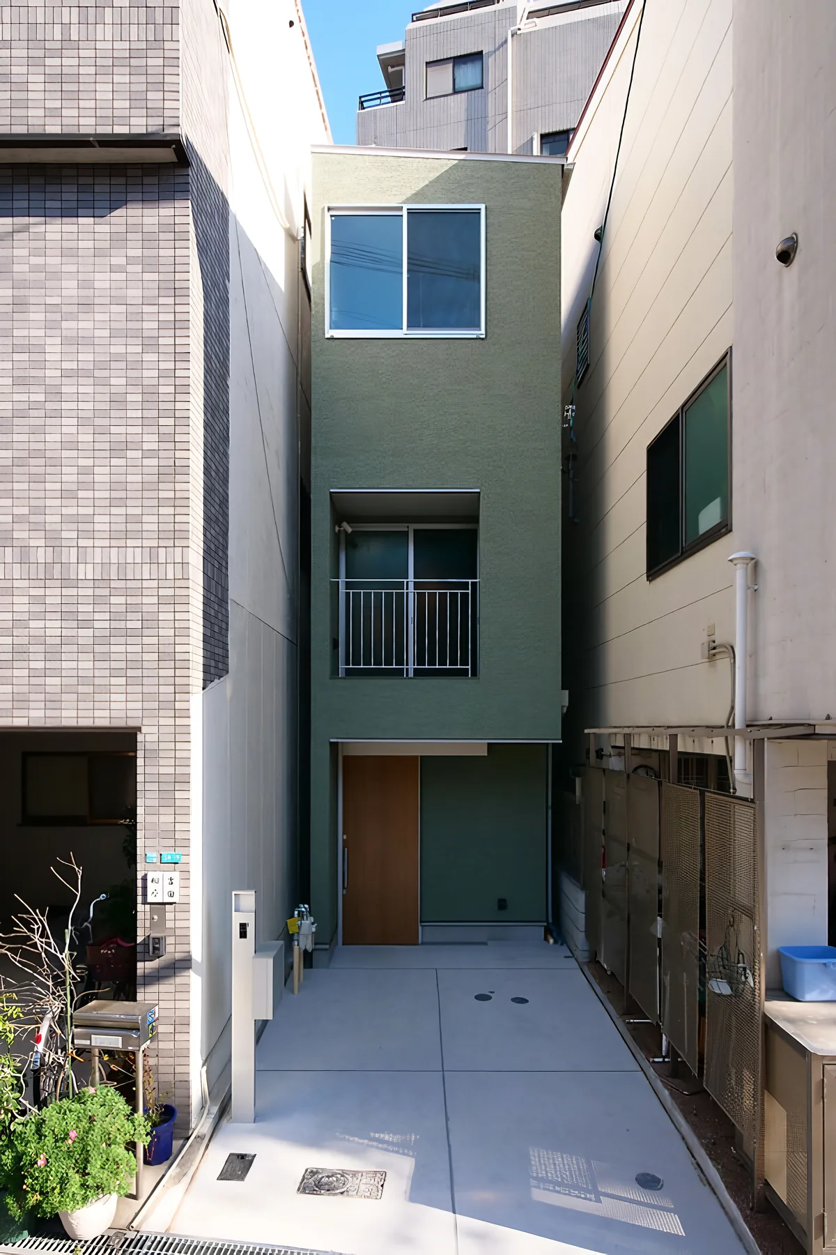 Three-story house planned on a site with a 3.0 m frontage and a 16.0 m depth