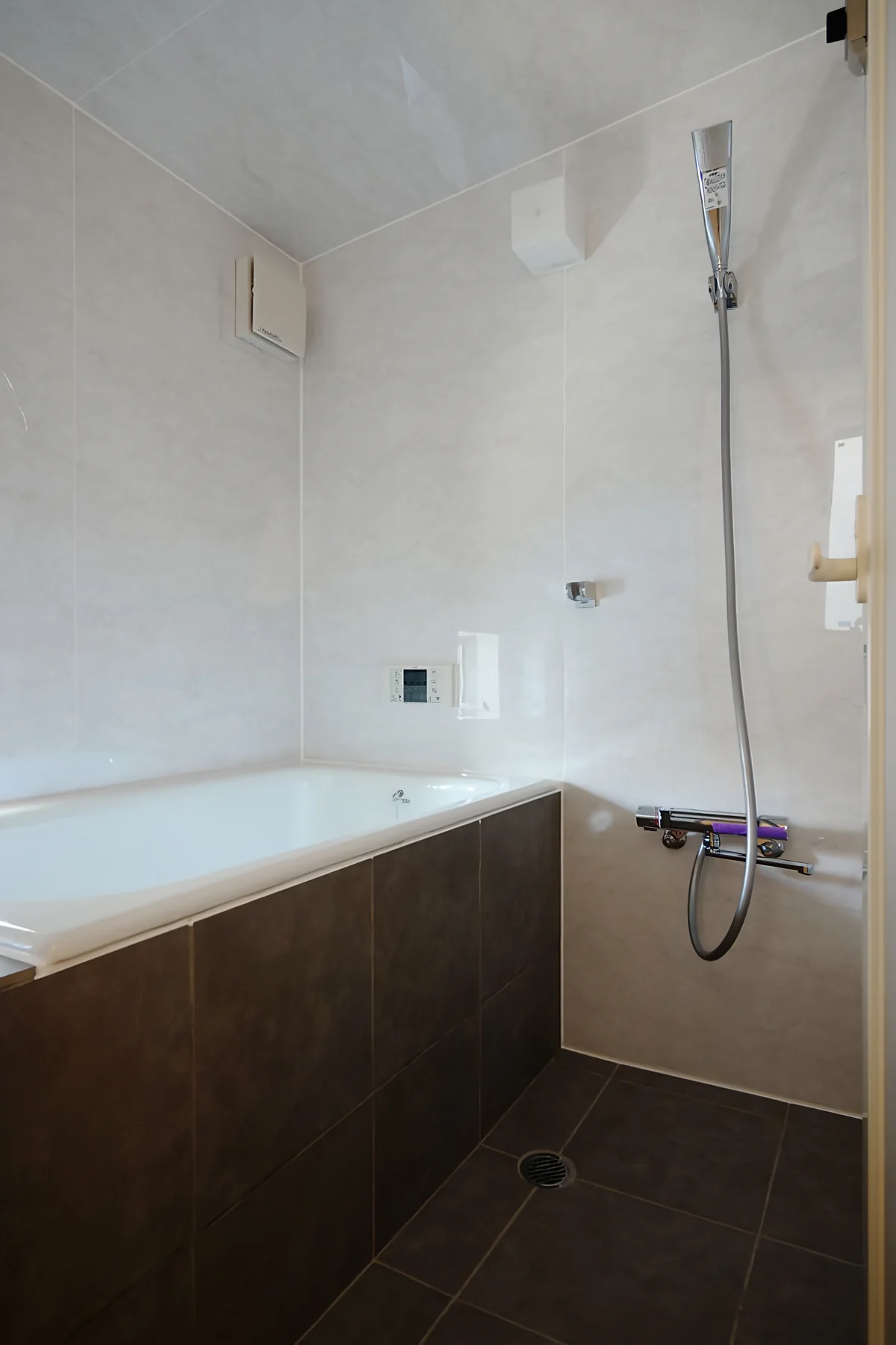 Second-floor bathroom executed with a space-saving conventional (site-built) method