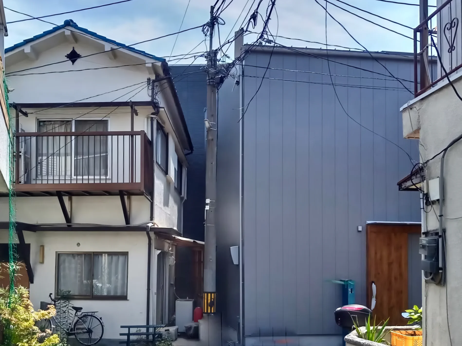 住宅密集地に建つ、ミニマルな外観が印象的な住宅です。