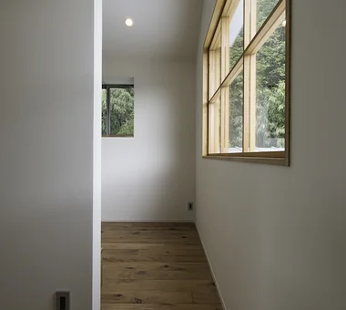 木立の中の家 - sawvi｜自然と暮らす家｜注文住宅｜廊下
