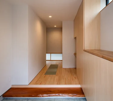 設有囲爐裏的趣味滿載住宅｜設有家庭菜園的住宅｜客製化住宅｜玄關