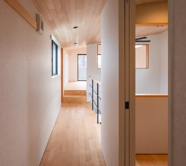 設有囲爐裏的趣味滿載住宅｜設有家庭菜園的住宅｜客製化住宅｜走廊