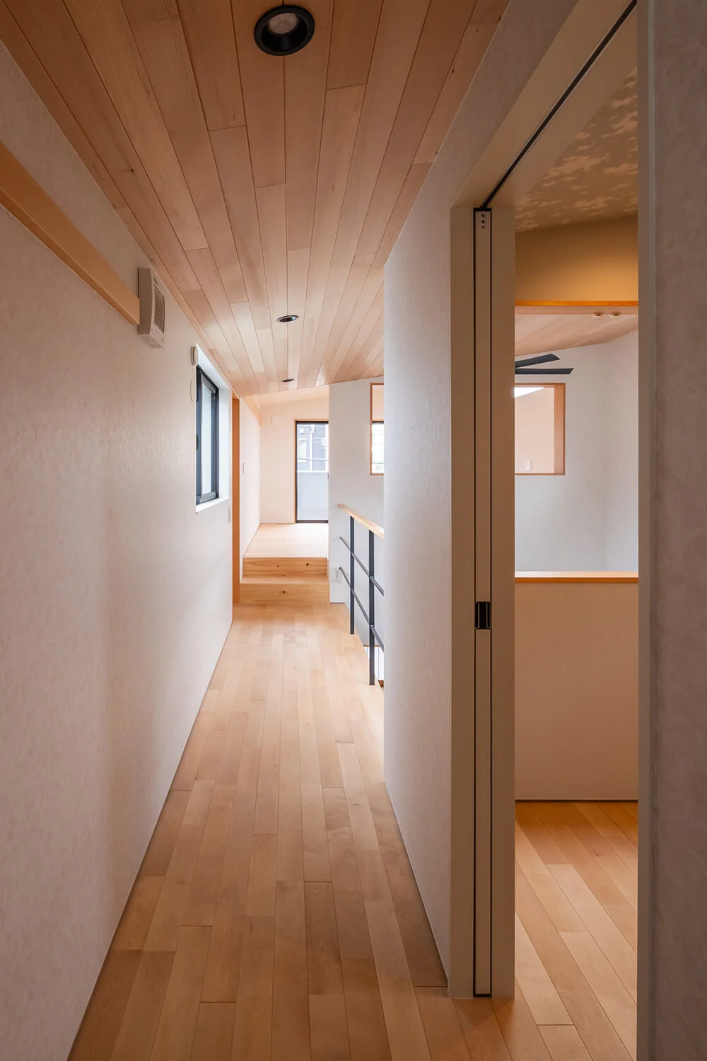 二樓走廊面向餐廳挑空空間｜設有囲爐裏的趣味滿載住宅