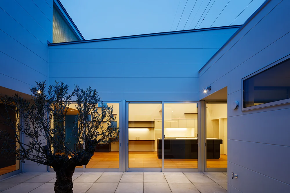 Thanks to the courtyard configuration, privacy is maintained without the need to close honeycomb screens on the openings.