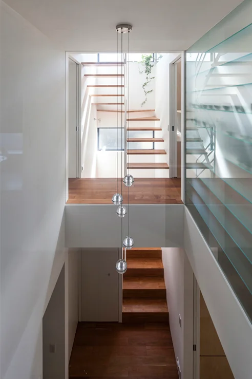 A centrally located atrium gently connects the living quarters and the atelier.
