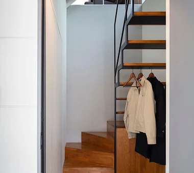 Two-Generation Courtyard House on a Narrow Irregular Lot｜Residence with Piano｜Custom-built house｜Entrance hall