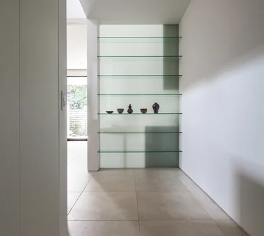 A House with a Lush Green Atelier｜Homes with Gardens｜Custom-built house｜Entrance hall