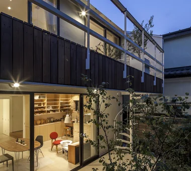 A House with a Lush Green Atelier｜Homes with Gardens｜Custom-built house｜Terrace