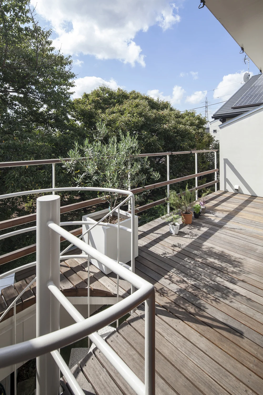 Stepping out onto the deck terrace from the LDK grants exclusive views of the sky and greenery.