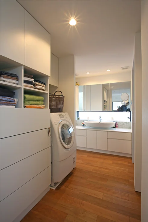 The layout enables continuous circulation between the washroom, LDK, and bedroom.