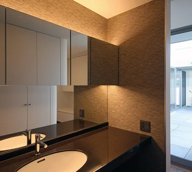 A Courtyard House Cherishing Individual Time with Dogs and Cats｜Homes Featuring Courtyards｜Custom-built house｜Lavatory