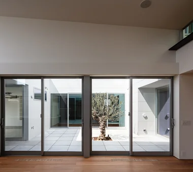 A Courtyard House Cherishing Individual Time with Dogs and Cats｜Homes Featuring Courtyards｜Custom-built house｜LDK
