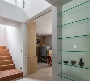 A House with a Lush Green Atelier｜Homes with Gardens｜Custom-built house｜Corridor