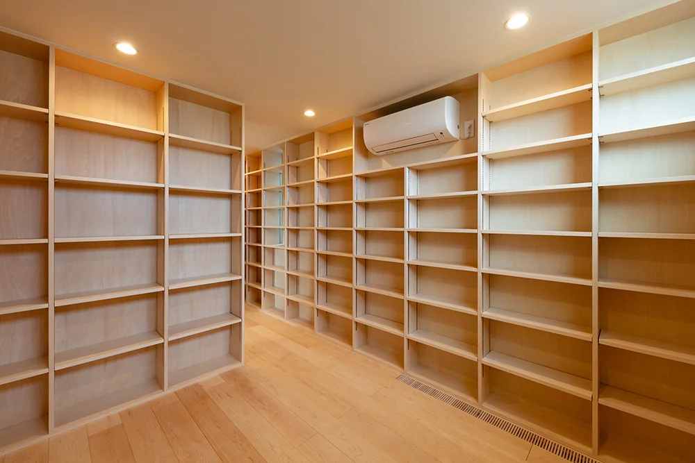 Built-in bookshelves span the entire wall, providing ample storage for hobby books and manga collections.