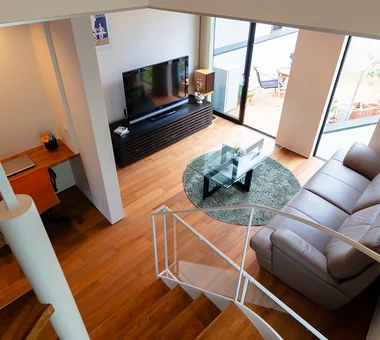 Two-Generation Courtyard House on a Narrow Irregular Lot｜Residence with Piano｜Custom-built house｜Living Room
