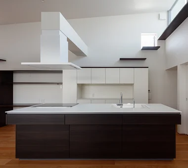 A Courtyard House Cherishing Individual Time with Dogs and Cats｜Homes Featuring Courtyards｜Custom-built house｜Kitchen