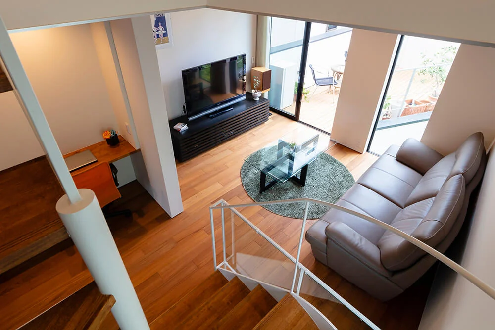 The living room width was carefully considered to accommodate a brought-in AV counter and storage units.｜Two-Generation Courtyard House on a Narrow Irregular Lot