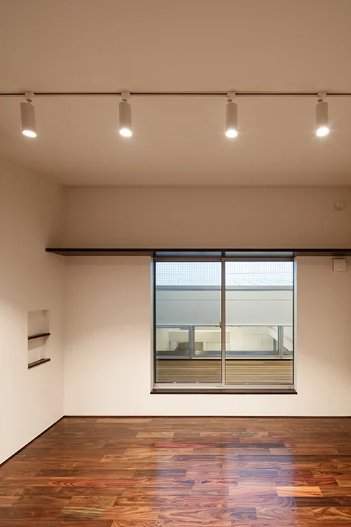 From the children’s room, the presence of the LDK can be sensed through the cat terrace.