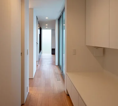 A Courtyard House Cherishing Individual Time with Dogs and Cats｜Homes Featuring Courtyards｜Custom-built house｜Corridor