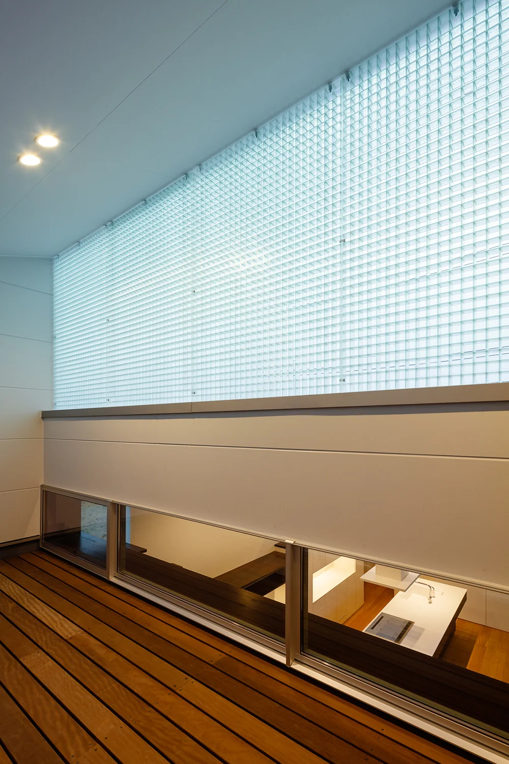 The cat terrace is enclosed with fiber grating that allows light and air to pass while preventing escape.