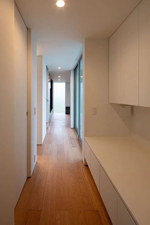 A dedicated platform accommodates four cat litter boxes, with adjacent storage and ventilation fans installed for pet hygiene.