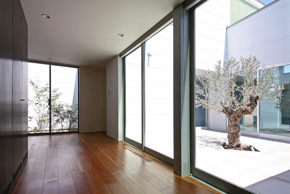 The bedroom overlooks the modern courtyard and bath court, with floor-to-ceiling windows enhancing the sense of spaciousness.