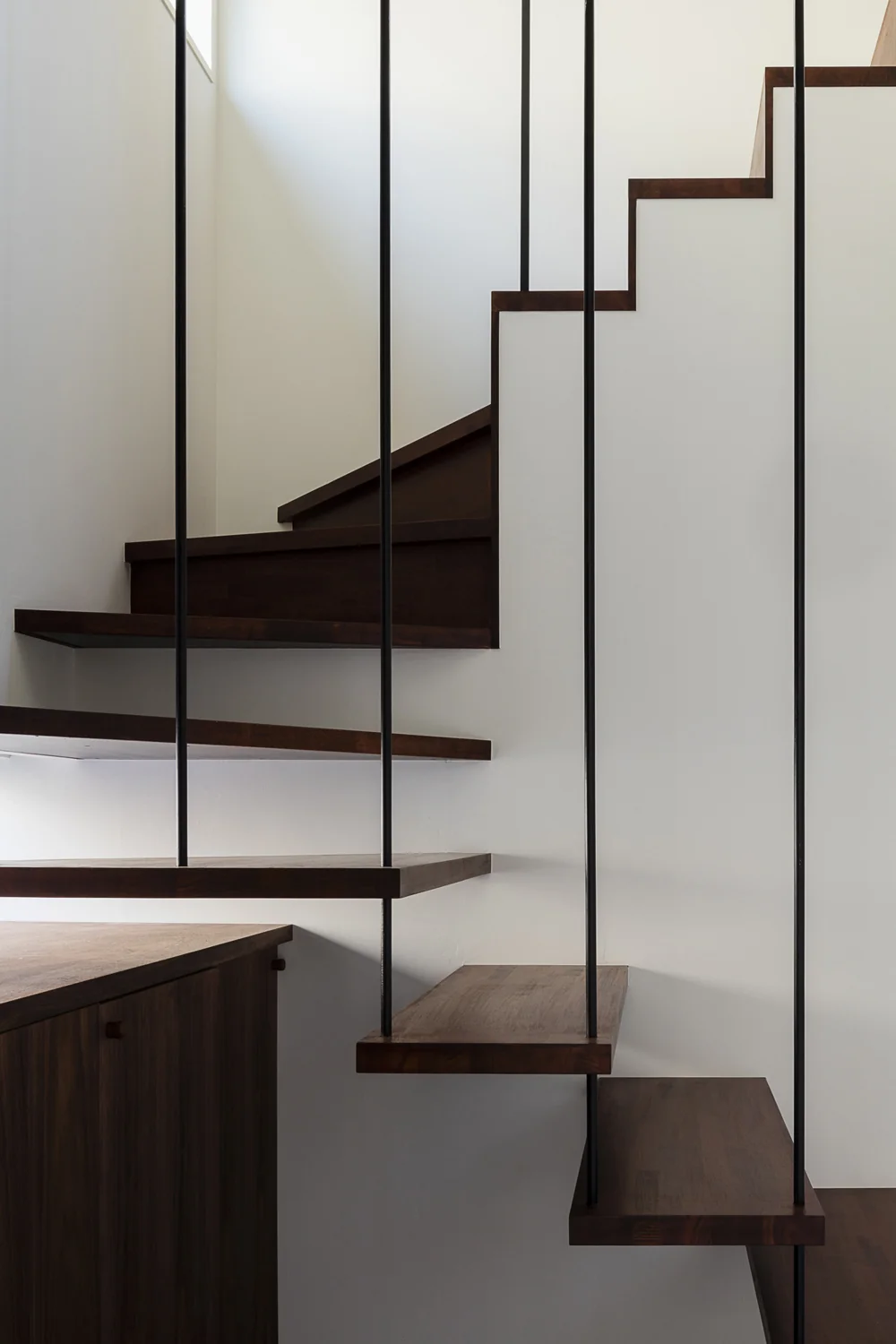 Combination of a steel-hung skeletal staircase and box stairs, pursuing simplicity in detailing｜Residence Featuring an Indoor-Integrated Terrace