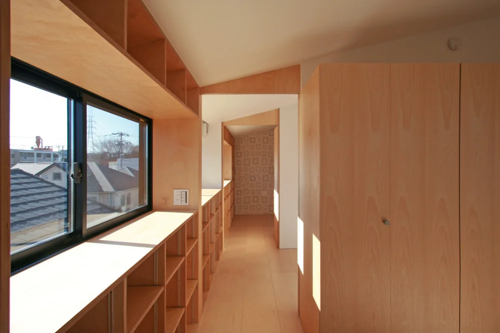 The children’s rooms are symmetrically designed in size and window placement, featuring built-in bookshelves and closets