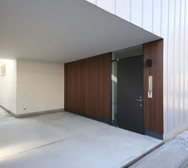 與櫻花林共生的住宅｜與自然共生的住宅｜客製化住宅｜車庫