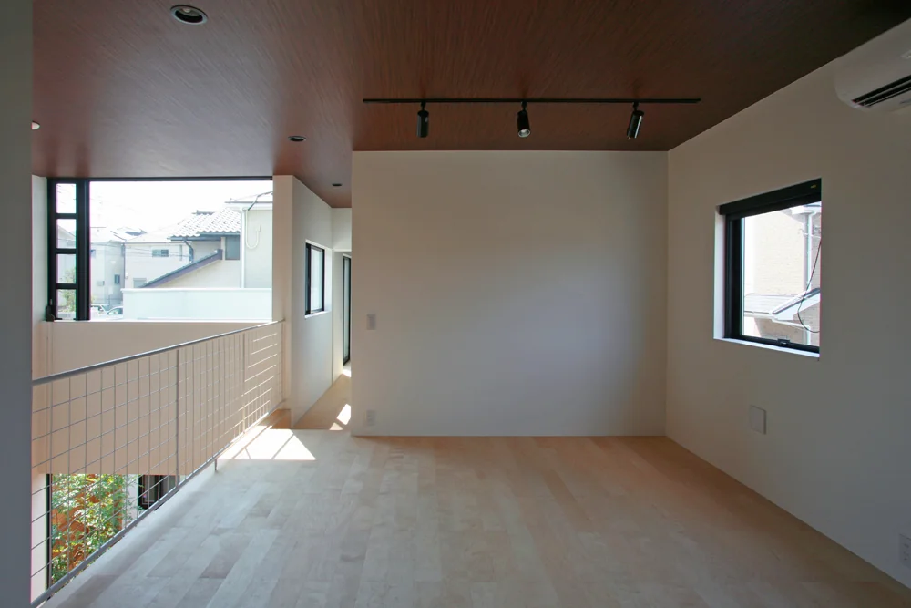 The second-floor hall is designed as a future children’s bedroom, featuring a wood-grain ceiling finish.