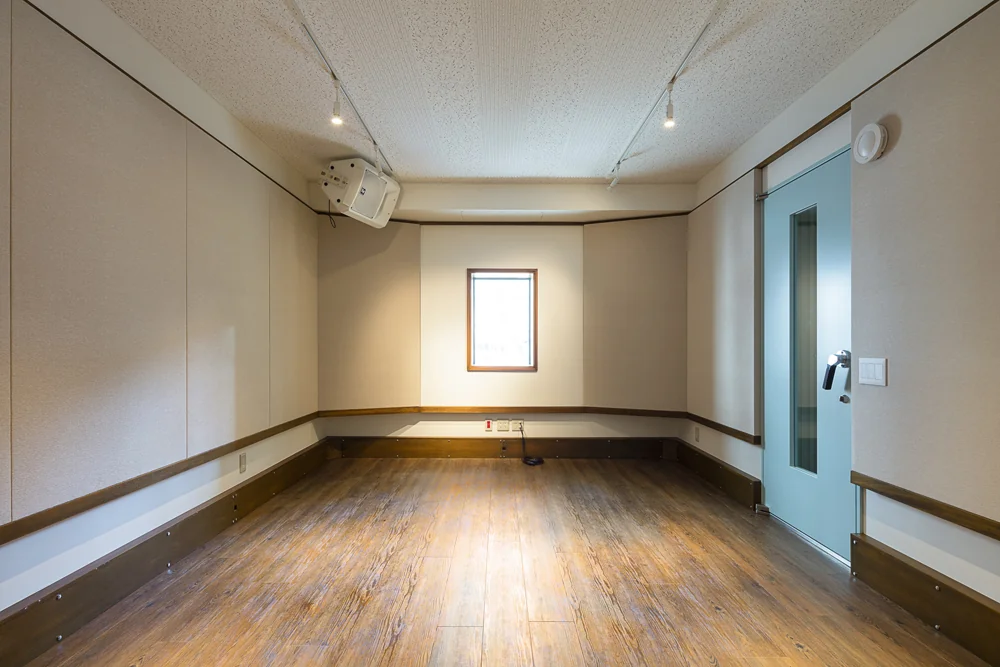 完全防音した音楽室、庭の見える窓も入り口扉も二重になっている