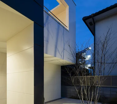 擁有室內化露臺的住宅｜引入自然光的住宅｜客製化住宅｜庭院