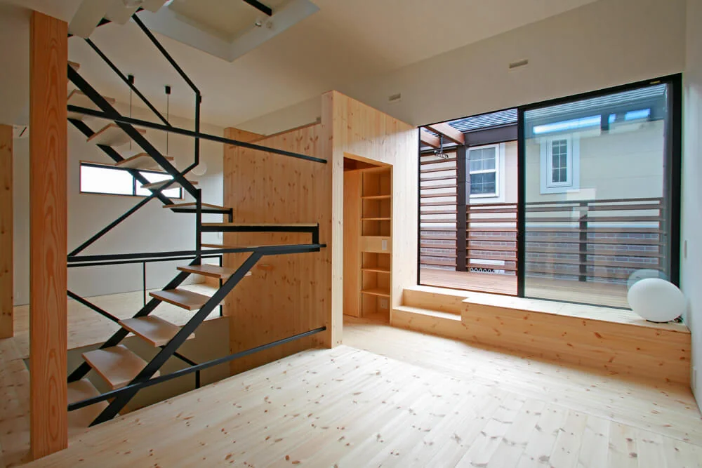 The terrace floor is designed at bench height for comfortable seating
