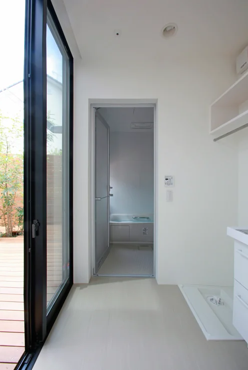 The washroom facing the courtyard offers views of the Shima Tōneriko tree through the bathroom window.