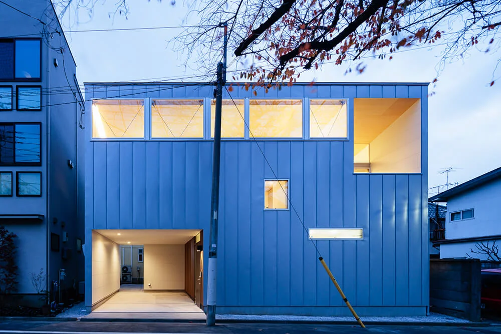 From the street, only the linden plywood ceiling is visible, ensuring the interior privacy of the residence.