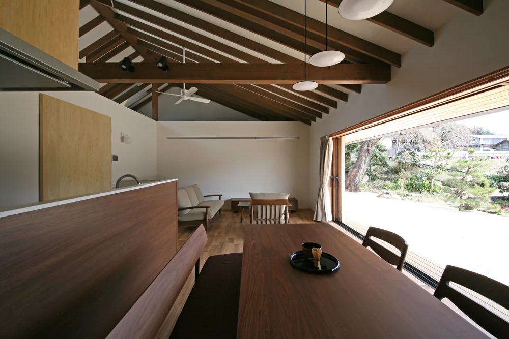 屋根の架構は玄関の天井までのびる