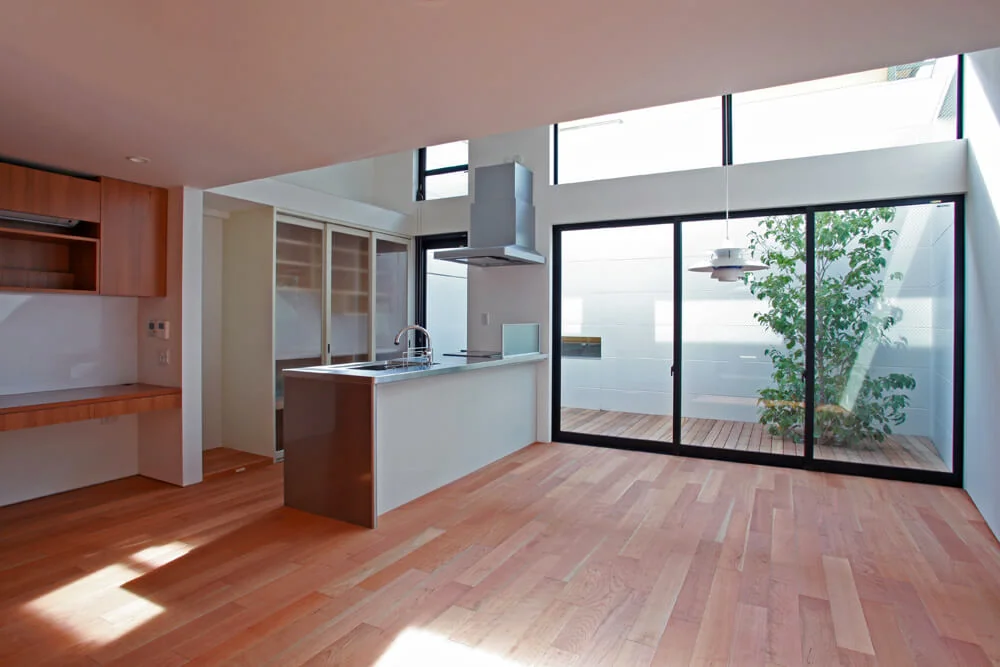 The terrace, enclosed by walls to protect privacy from neighboring buildings, offers both openness and a calming atmosphere.