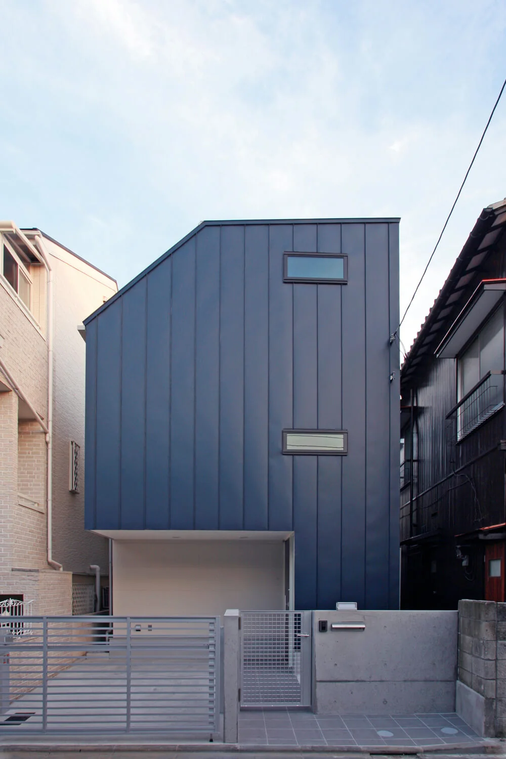 外壁はガルバリウム鋼板で建て主の方が好きな濃いブルー｜空と暮らす家