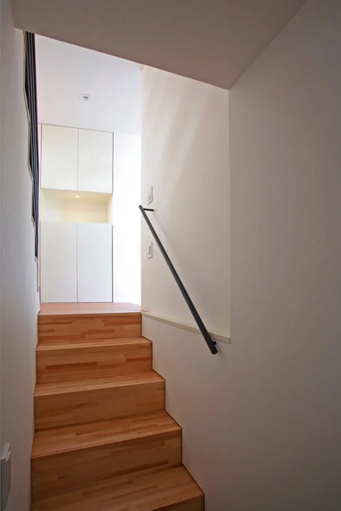 Descending half a floor from the main entrance leads to the semi-basement, which houses the master bedroom and benefits from floor area ratio relief.