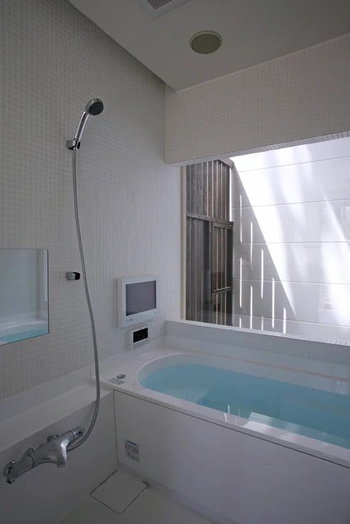 Bathroom facing a dry landscape courtyard garden, offering privacy from external views for a relaxed bathing experience